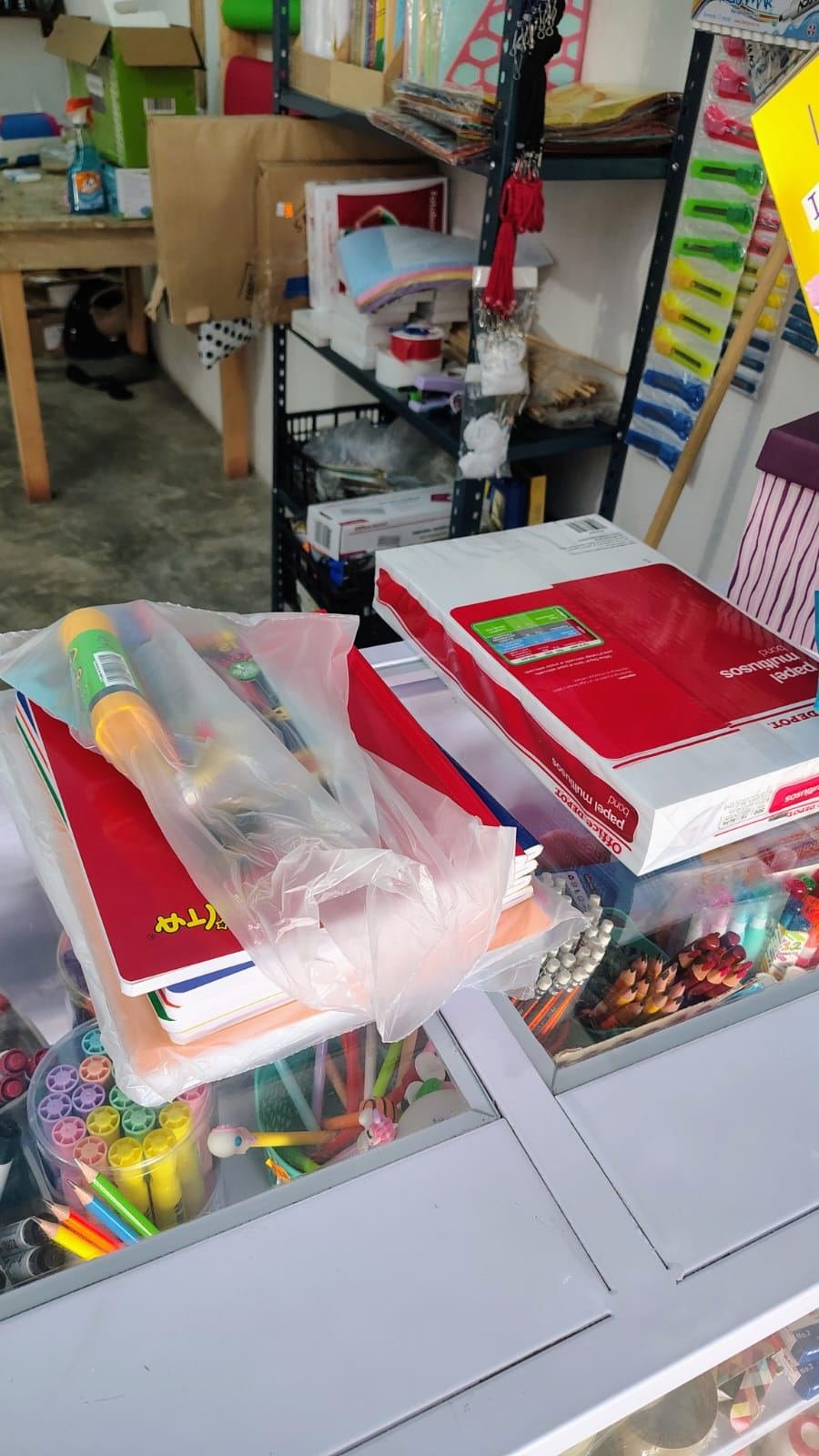Mostrador con cuadernos y papel multiusos en la papelería